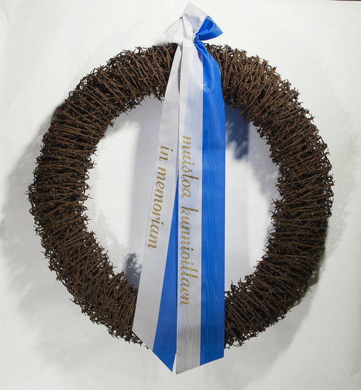 piikkilanka, kangasnauha; 60x60x12 cm; 2017