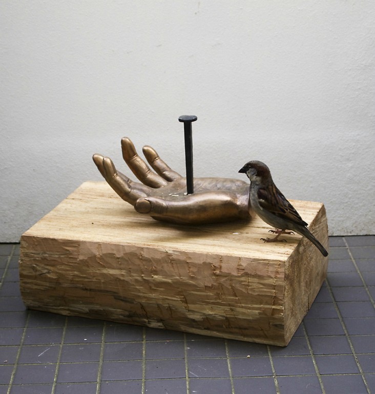 pronssi, teräs, leppä, varpunen (Passer domesticus); 40x30x35 cm;2016
